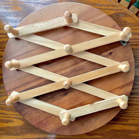 **VINTAGE**1990 Wood “Accordion Style” 2" Cup/Peg/Hat/Cap Wall Rack -Light Stain - Picture 1 of 4